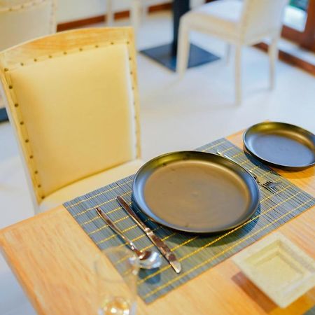 Chariot Square Hotel Канди Екстериор снимка