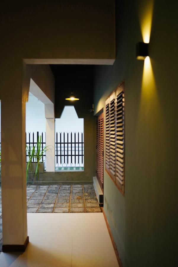 Chariot Square Hotel Канди Екстериор снимка