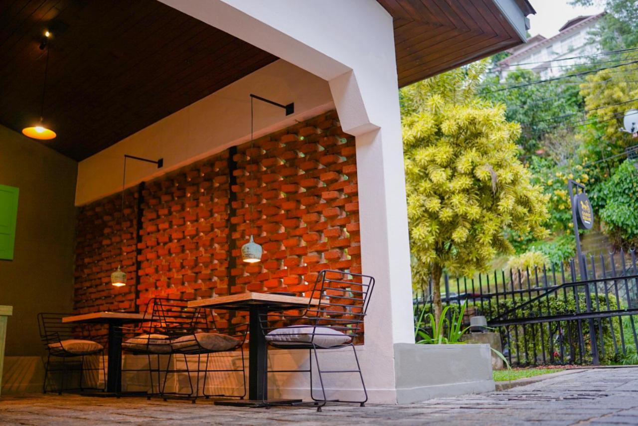 Chariot Square Hotel Канди Екстериор снимка